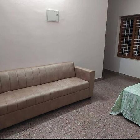 Home At Guruvayur 2 Ac Room,1 Single Bed,Kitchen ภายนอก รูปภาพ
