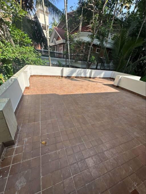 Home At Guruvayur 2 Ac Room,1 Single Bed,Kitchen ภายนอก รูปภาพ