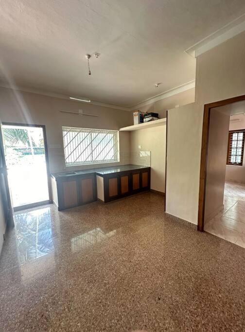 Home At Guruvayur 2 Ac Room,1 Single Bed,Kitchen ภายนอก รูปภาพ