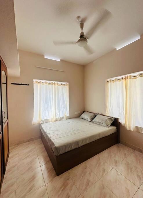 Home At Guruvayur 2 Ac Room,1 Single Bed,Kitchen ภายนอก รูปภาพ